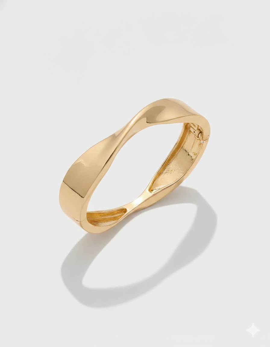 Elegant Ripple Design Gold Bracelet